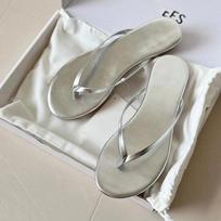 2025 Korean version of simple silver flip-flops women's summer flat bottom seaside vacation toe cool slippers summer cool 35 sidabras
