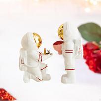 2 Pieces Resin Sculpture Astronaut Proposal Statue Artwork Figurine Tabletop Ornament for Desk