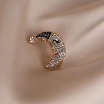 Smiling Face Moon Brooch High-end Light Luxury, Cute Female Creative Pin Anti-glare Button Neckline Corsage Clothing Decoration