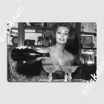 Sophia Loren Pouring Champagne Black And White Vintage Wall Art Metal Sign Club Home Funny Plaques Club Bar Tin Sign Poster 20x30cm
