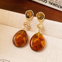 Retro Silver Resin Water Drop Pendant Earrings: Versatile, Light Luxury Studs with a High-End, Sophisticated Appeal.