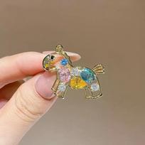 Dopamine Color Rhinestone Zodiac Brooch for Small Horse - Stylish, Versatile High-End Pin for Windbreakers and Fashion auksas