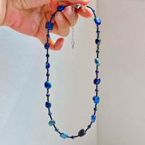 Natural Irregular Blue Sodalite Chip Bead Choker With Black Seed Spacer Beads mėlyna