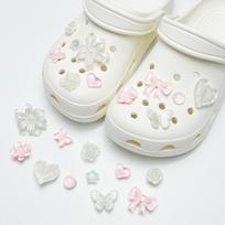 Dekoratyvūs batų pakabukai mediniams klumpams ir skylėtiems batams Aksesuarai Minkšta lanksti medžiaga Įvairių formų avalynės personalizavimui One Size white