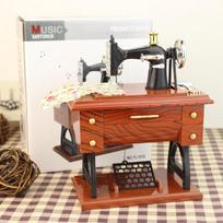 Retro Sewing Machine Music Box Ornament - Vintage Gift for Wine Cabinet Hand-Cranked Sewing Machine
