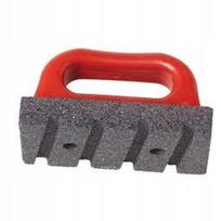 Betonas su rankiniu betono šlifuokliu
