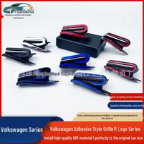 Suderinamas su Volkswagen R-Line Golf 8, Tayron, T-Roc, Ang X Automobilio grotelių emblemos lipdukas. ryškiai mėlyna spalva