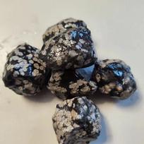 Natūrali žaliavinė sniego kritulių obsidianas medžiagos akmens nešlifuotas kristalas gydymo akmuo Reiki gydomoji energija gydymo akmuo namų dekoracija 2-4cm juoda