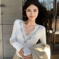 Vintage-Style Embroidered V-Neck Rhinestone Lace Velvet Top, Women's Fall/Winter Long-Sleeve Luxury Base Shirt Extra Small balta