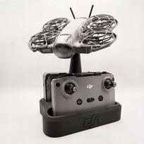 Stovas DJI NEO 2 dronui su pultu ir baterijų dėklu