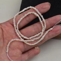Mini natūralūs gėlavandeniai perlai, 2-3 mm beveik apvalūs laisvi karoliukai, maža plokščia DIY virvelė, apytiksl.. 38cm ilgio One Strand About 38cm Long brown