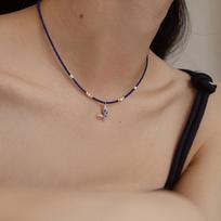 Dark Blue Beaded Choker Necklace with Blue Enamel Butterfly Charm – Gold Tone Adjustable Dainty Jewelry for Women, Gift juoda