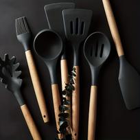 7 dalių juodas silikoninis virtuvės įrankių rinkinys su medinėmis rankenomis nepridegančiam indų paviršiui 7 piece set black