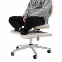 Ergonominė biuro kėdė su ratukais, tinkama sėdėti sukryžiavus kojas