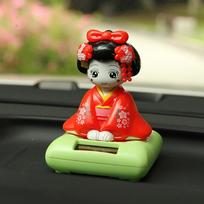Saulės energija varomas japoniško stiliaus lėlės automobilio ornamentas kimono Mergina purto galvą Linkteli galva Animacinių filmų lėlės prietaisų skydelis Mieli automobilio priedai