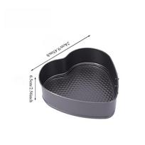 1 vnt. 24 cm torto forma, kvadratinė forma su centru ir sagtuku, nelimpanti, atspari aukštai temperatūrai, lengvai valoma, su išimamu dugnu, kepimui 24CM black