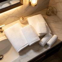 Individualizuojami hotelio kokybės balti medvilniniai vonios rankšluosčiai – idealūs grožio salonams ir viešbučiams Square Towel 30x30cm 50g balta