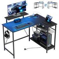 Kampinis žaidimų stalas su LED apšvietimu, elektros lizdais, monitoriaus laikikliu ir lentyna, juodas 114.5 x 82 x 91.5 cm