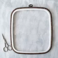 Nurge Flexi Hoop kvadratinis siuvinėjimo lankelis 23x25 cm, tamsiai rudas