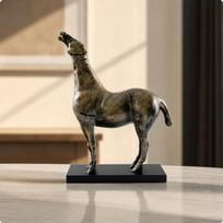 Stovinčio žirgo figūrėlė Antikinio stiliaus Statulos pagrindas Išraižytas paviršius Arklių skulptūra Pakelta galva Head-up Horse Black black