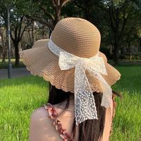 Moteriška šiaudinė paplūdimio skrybėlė su banguotu kraštu ir nėriniu bantuku, dideliu atbraila L (56-60cm) beige