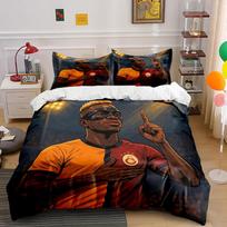 Futbolininkas vilkiantis Galatasaray marškinėlius. Patalynės komplektai Antklodžių užvalkalų komplektai Antklodžių užvalkalai Pagalvės užvalkalai(1 * Antklodės užvalkalas 2 * Pagalvių užvalkalai be antklodės įdaro) 135x200cm white