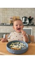 SOINA Silikoninė prilimpanti lėkštė su krašteliais ir 3D širdelėmis, Grigio Perla
