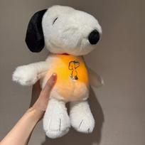 Naujausia kūdikio kvėpavimą raminanti Snoopy baltas šuo pliušinė lėlė miego palydovas muzikinė ir šviečianti lėlė taktilinis minkštas žaislas vaikų dovana black