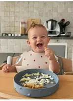 SOINA Silikoninė prilimpanti lėkštė su krašteliais ir 3D širdelėmis, Grigio Perla
