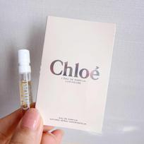 Chloé L'Eau De Parfum Lumineuse 1,2 ml Purškiamas kvepalų buteliukas Mėginukas Moterims Rožių‑Vanilės Gėlių EDP Kelioninio Dydžio Kvepalai balta