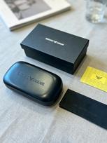 Armani Beauty‑Accessory Odinis akinių dėklas, Kietas nešiojamas saulės akinių laikymo dėklas su valymo šluoste juoda