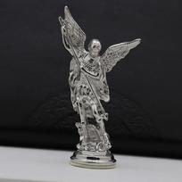 Krikščionio šventojo Mykolo figūrėlėArkangelas nugalėdamas Šėtono sargo statulas, cinko lydinio kapelas, skirtas namų kambariui, stalinis stalviršis vario raudonos spalvos
