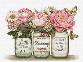 Siuvinėjimo kryželiu rinkinys „Little by Little Blooming“ 33x24 cm