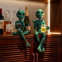 2 vnt. žalias ateivis, geriantis dervos figūrėlę su raudonu vynu ir alumi - Žaliaodžio ateivio kolekcionuojama statulėlė, / Sci-Fi dekoras svetainei, biurui, knygų lentynai 2pcs Drinking Alien brown