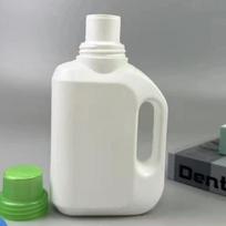 500 ml plastikinis skysčio laikymo indelis, tuščias, nepralaidus, su užsukamu dangteliu ir rankena, skirtas biurui, mokyklai, asmeniniam gėrimų laikymui A1