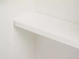 Beliani Pakabinama vonios spintelė su veidrodžiu NAVARRA 60 cm 60 cm Balta