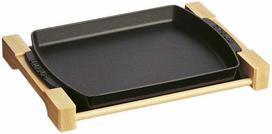 STAUB Ketaus puodas ant medinio stovo 33 x 23 cm, juodas