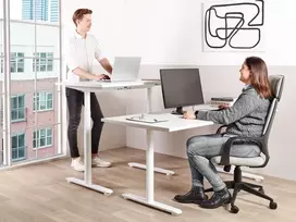 Beliani Rankiniu būdu reguliuojamas rašomasis stalas DESTINAS baltas 120 cm 72 cm