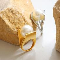 Italų dizainerio Y formos dirbtinio perlo žiedas, unikalus perdėtas stilius, titano plienas su 18K aukso danga, A166 Size 6 beige