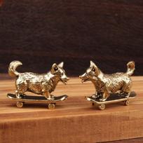 Brass Skateboard Dog Mini Sculpture Retro Style Decorative Figurine Ornament for Car Dashboard Unique Gift 1pc brown