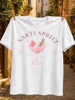 Sarti Spritz ryškus kokteilių taurės stiklas, greipfruto spalvos purslai, citrusinių vaisių garnyras ir stilingas baro užrašas, unisex, visų dydžių marškinėliai S brown