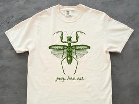 Praying Mantis “Pray Love Eat” Shirt – Funny Eat Prey Love Insect Pun Tee, Bug Lover Gift S gray