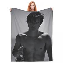Minkštas pledas stovyklavimui JJ Maybank - Rudy Pankow Mesti pledą Flanelinis lovatiesė svetainei Estetiškas sofos-lovos užvalkalas Size: 75*100cm, Weight: 280 GSM black