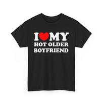 Aš myliu savo karštą vyresnį vaikiną T-shirt, Aš myliu savo karštą vaikiną T-shirt, Vyresnio vaikino marškinėliai, Valentino dienos marškinėliai, Valentino dienos dovanos marškinėliai XL white
