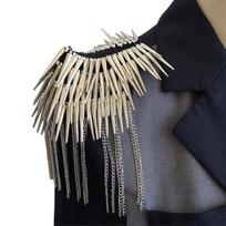 2 vnt. Smailios petukų antsiuvai su kutų grandinėle Punk petukų antsiuvai Vintage petukų antsiuvai kostiumams, uniformoms, karnavalo vakarėlio aksesuarui 2pcs sidabras