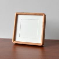 Tvirtas juodojo riešuto įlaidinis ir kaištinis paveikslo rėmas stalviršiui eksponuoti - Kinų stiliaus suapvalintais kampais, skirtas kaligrafijai, paveikslams ar nuotraukoms. Inner frame 15*15 (single tenon) white