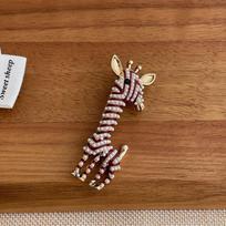 Red Black Enamel Cartoon Giraffe Imitation Pearl Long Brooch Unisex Casual Accessory for Women and Men raudona