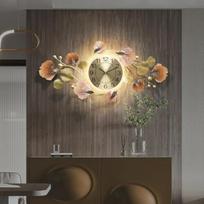Dideli sieniniai laikrodžiai svetainės dekoravimui su tyliu kvarciniu mechanizmu ir 3D ginkmedžio lapu Modernus stilingas dekoratyvinis metalinis sieninis laikrodis beige