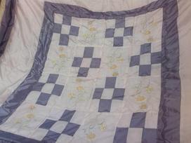 Patalynės komplektas Dekoratyvinis lovatiesės komplektas 220x240 cm su 2 pagalvių užvalkalais 50x60 cm, plieno ir kreminės spalvos raštas 1033, poliesterio lovos užtiesalas, miegamojo tekstilė