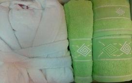 Rankšluostis Baltas medvilninis kilpinis chalatas, XL, 500g/m², su 3 žaliais siuvinėtais rankšluosčiais, 30x50 cm, 50x90 cm, 70x140 cm, gerai sugeria vandenį, šoninės kišenės, klasikinis dizainas, vonios rinkinys